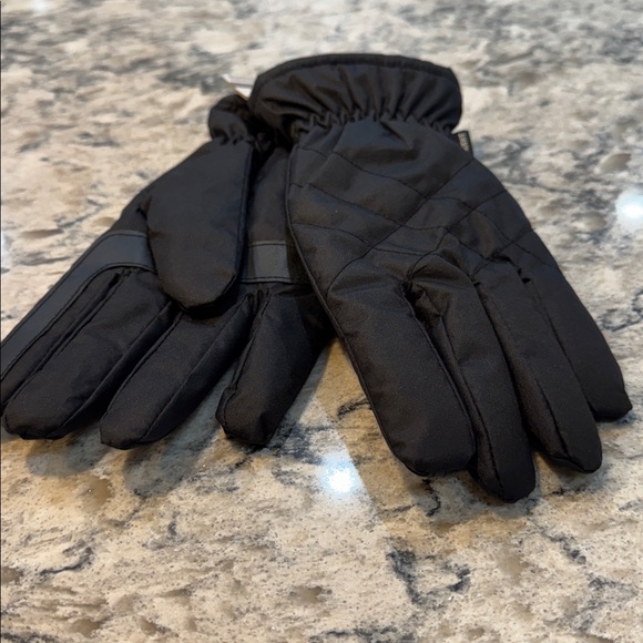 Isotoner | Sleek Heat Warmth w/o Bulk Insulated Gloves with Gathered Wrist Black - Picture 4 of 10